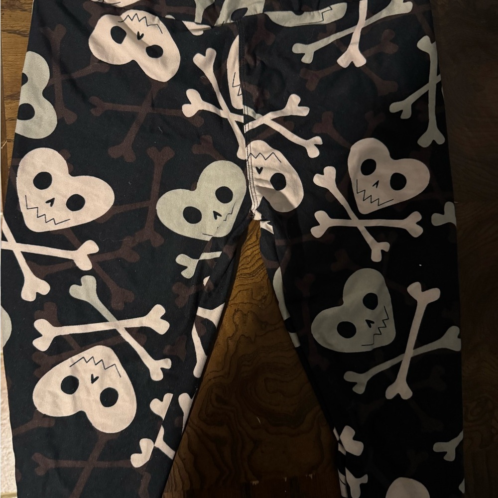 LuLaRoe Black and White Heart Skull Leggings